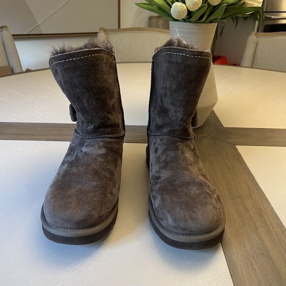 UGG Meadow Ankle Boots Winter Snow Boots Chocolate Brown Size 9 EUC - Picture 8 of 8